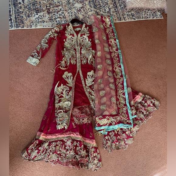 NEW GORGEOUS Republic Womenswear wedding formal in Red in Medium. - Picture 2 of 6